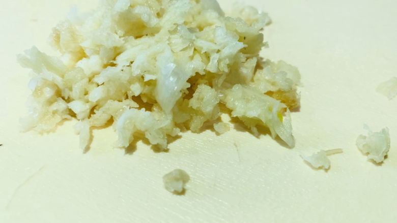 蒜蓉蒸大虾,用力压,蒜瓣就变成教小颗粒了;