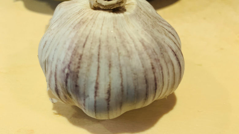 蒜蓉蒸大虾,蒜头去皮剥瓣;