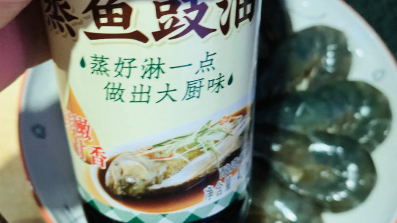 蒜蓉蒸大虾,加<a style='color:red;display:inline-block;' href='/shicai/ 864'>蒸鱼豉油</a>;