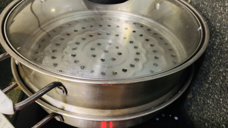 蒜蓉蒸大虾,蒸锅大火,先把水烧开;