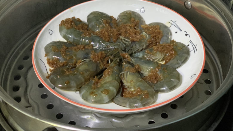 蒜蓉蒸大虾,放入烧开水的蒸锅内,大火,蒸7分钟左右,就可以出锅;