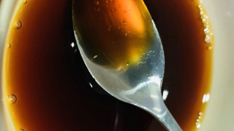 蒜蓉蒸大虾,把料汁搅拌均匀,待用;