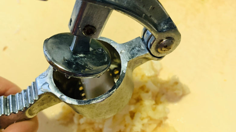 蒜蓉蒸大虾,整颗蒜瓣放入压蒜器内;