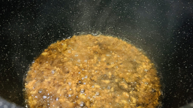 蒜蓉蒸大虾,将料汁煮沸,稍微浓稠,就可以出锅了;