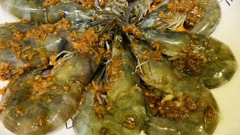 蒜蓉蒸大虾,炒好的蒜蓉,全部浇完;