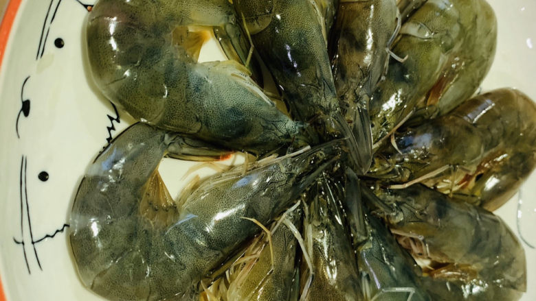 蒜蓉蒸大虾,虾头往中间,摆成圆形;