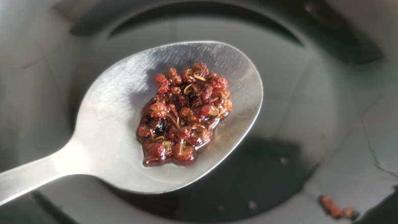 蒜蓉小油菜,锅里油热后,先放入几颗花椒炸出香味,然后捞出来。