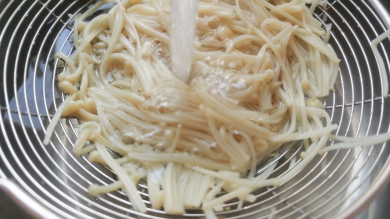 蒜蓉小油菜,捞出后用纯净水再冲洗一遍,让金针菇更清爽一些。
