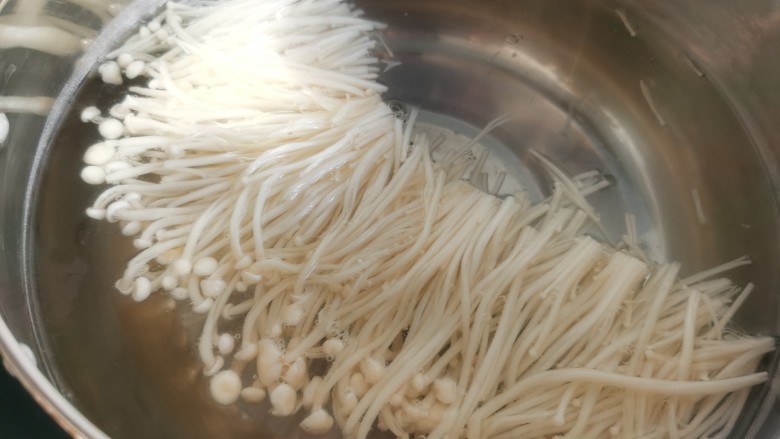 蒜蓉小油菜,锅里放水烧开后,放入金针菇焯水。