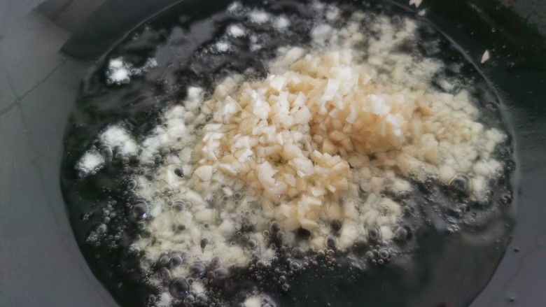 蒜蓉小油菜,倒入冲洗过后的蒜蓉。蒜蓉留下1/2,不要全倒进去。