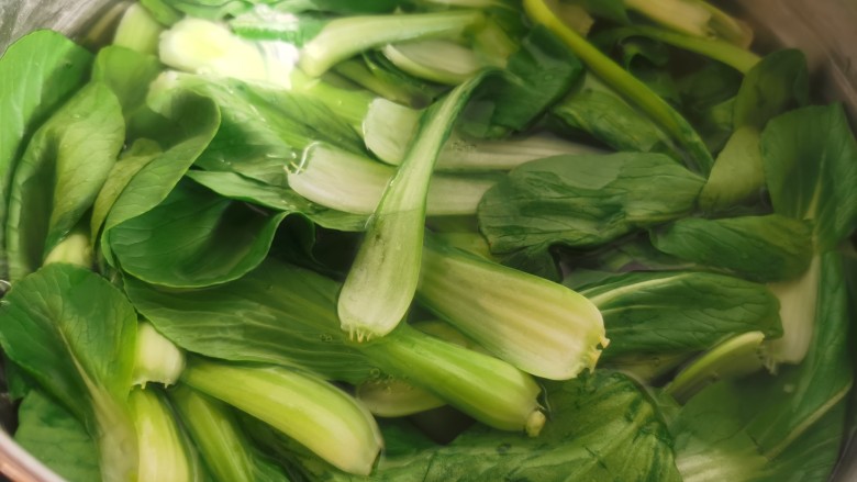 蒜蓉小油菜,锅中放水烧开,放入一小勺食盐,将择洗干净的小油菜放入焯水。