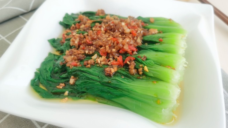 蒜蓉小油菜,最后将调好的蒜蓉料汁浇到小油菜的上面。简单好吃的蒜蓉小油菜完成,喜欢的试试吧!