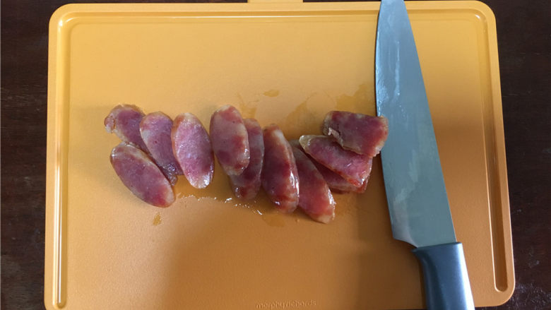 懒人酸汤面,取出香肠,晾凉切成片。