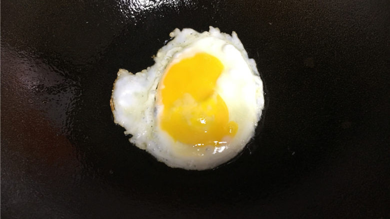 懒人酸汤面,热锅放油,煎<a style='color:red;display:inline-block;' href='/shicai/ 9'>鸡蛋</a>。
