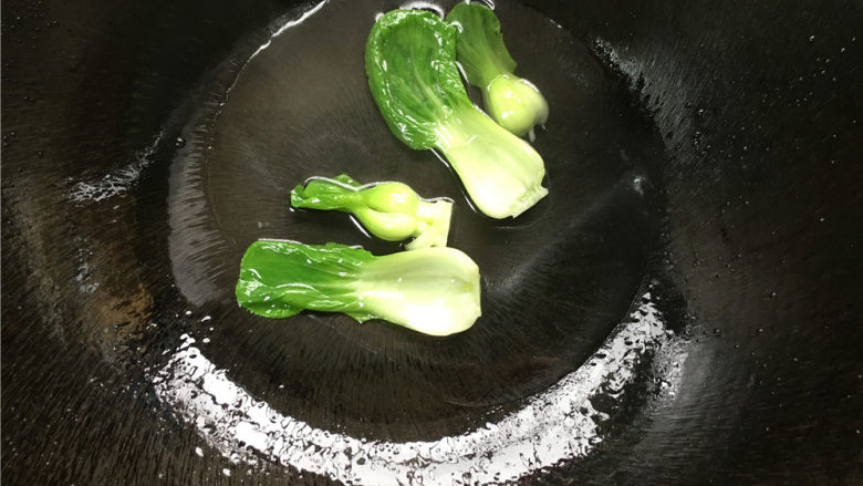 懒人酸汤面,将<a style='color:red;display:inline-block;' href='/shicai/ 3517'>青菜</a>焯熟。