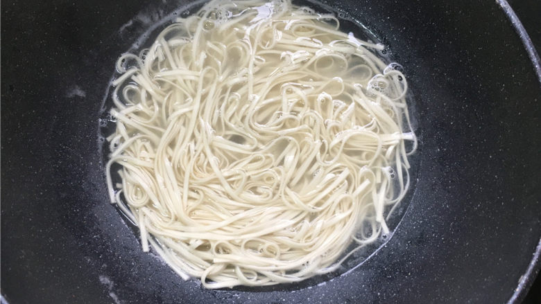 懒人酸汤面,水沸放面条煮3分钟。