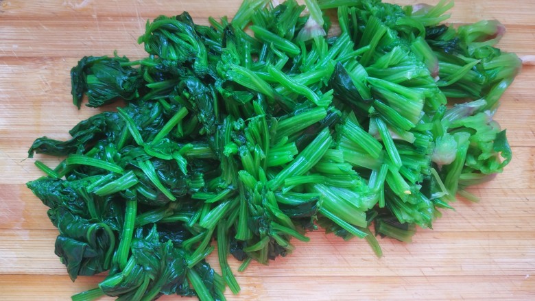 菠菜拌花生米,攥干水分,切成小段