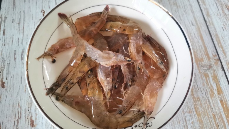 蒜蓉蒸大虾,虾去虾线洗净,头部对半切开尾部留三节