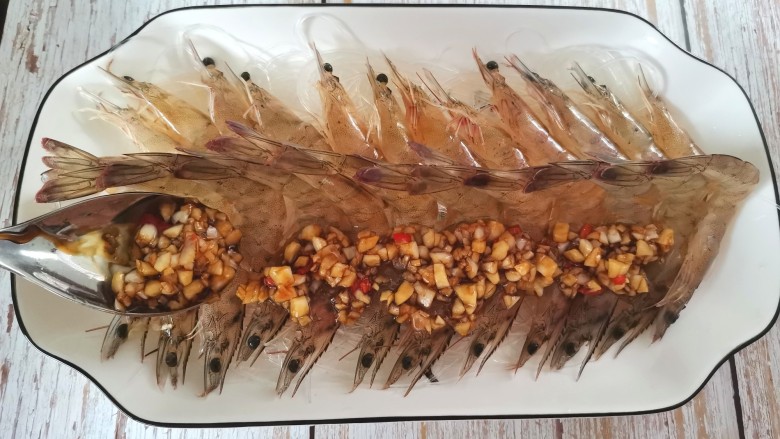 蒜蓉蒸大虾,把蒜蓉铺在虾上,两边都铺上