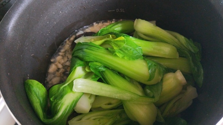 蒜蓉小油菜,倒入油菜心。