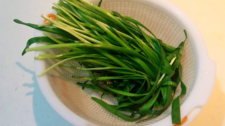 韭菜炒豆芽,韭菜清洗干净,沥干水份