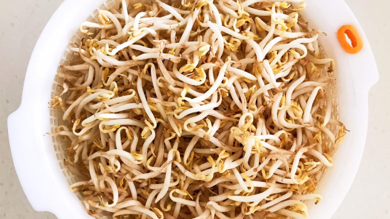 韭菜炒豆芽,把豆芽清洗干净,沥干水份