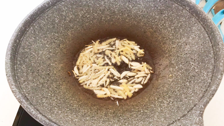 韭菜炒豆芽,油烧热后加入姜蒜,炒出香味