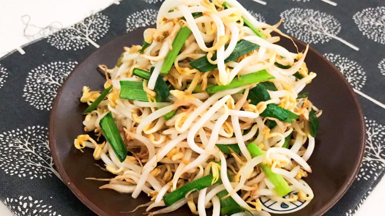 韭菜炒豆芽,韭菜炒豆芽清淡爽口,这是一道10分钟就能上桌的快手菜,减肥减脂,好吃又好做~