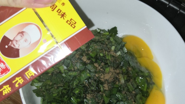 鸡蛋韭菜饼,加盐和油以及<a style='color:red;display:inline-block;' href='/shicai/ 829'>十三香</a>，根据韭菜比例适量
