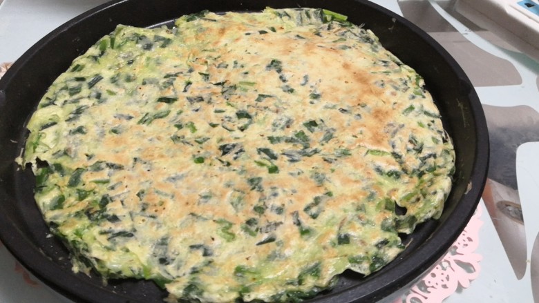 鸡蛋韭菜饼,再1分钟，再翻面，受热均匀