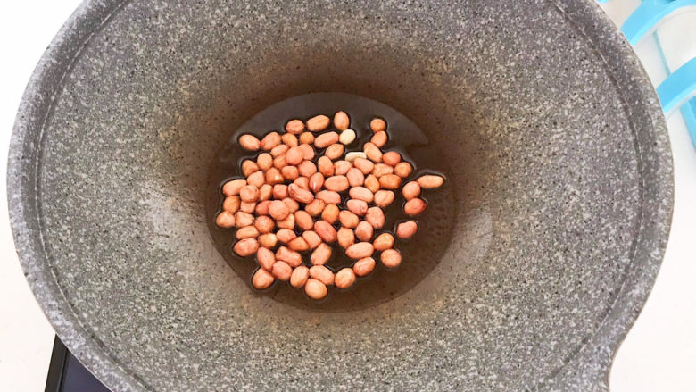 菠菜拌花生米,油烧热后加入花生米,炒3分钟左右