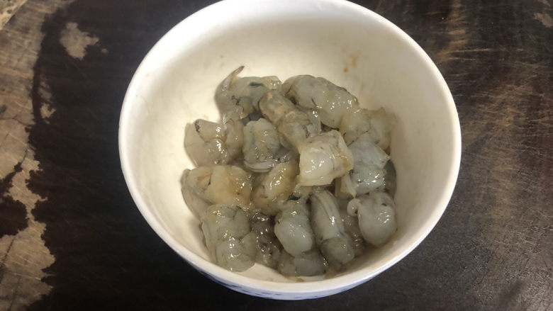 虾仁跑蛋➕东风吹作黄金色,抓匀腌制5分钟