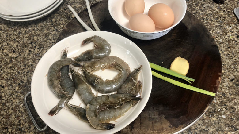 虾仁跑蛋➕东风吹作黄金色,食材合照：新鲜🦐8个，可以多一点更好吃，家里只有这么多了😭。<a style='color:red;display:inline-block;' href='/shicai/ 9'>鸡蛋</a>3个，<a style='color:red;display:inline-block;' href='/shicai/ 37'>姜</a>一小块，<a style='color:red;display:inline-block;' href='/shicai/ 157'>小葱</a>两根