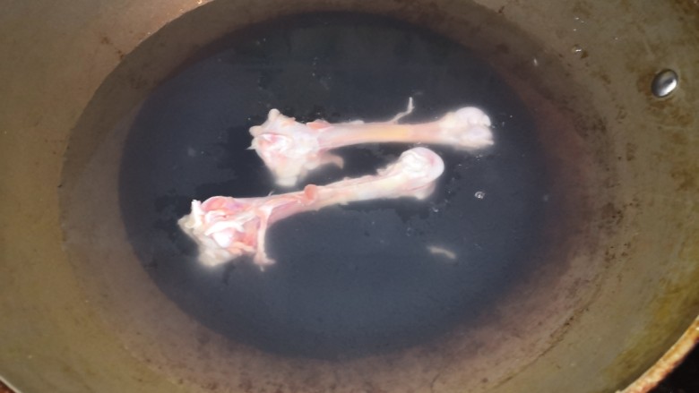 浓香咖喱鸡饭,锅中烧水,放入拆下来的骨头熬汤,后面有用