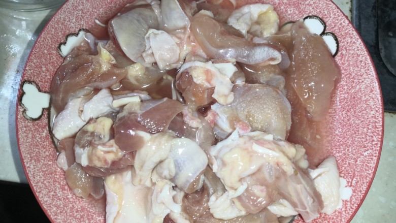 浓香咖喱鸡饭,去骨鸡腿切块,加盐和料酒腌制10分钟