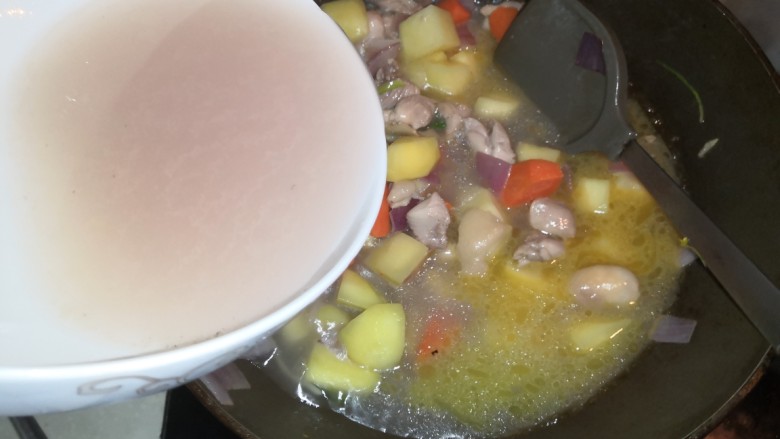 浓香咖喱鸡饭,加入高汤,