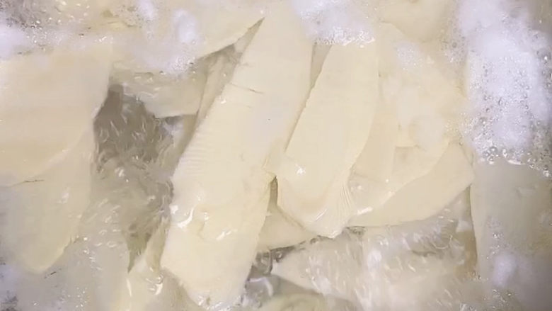 春笋炒肉,把切好的笋片冷水下锅,水煮半个小时,也可以放一点点盐。这一步非常重要,春笋吃起来不麻不涩就靠这一步完成。水煮可以去掉春笋中的草酸。
