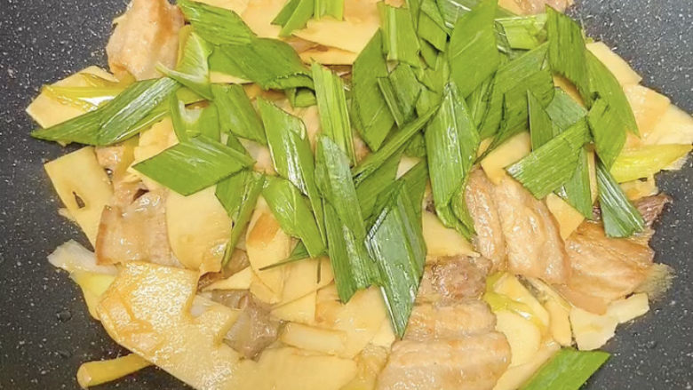春笋炒肉,快起锅之前撒入一把青蒜叶,哇,更香了。😋