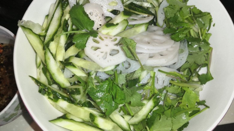 凉拌黄瓜藕片,依次加入藕片,黄瓜丝,香菜