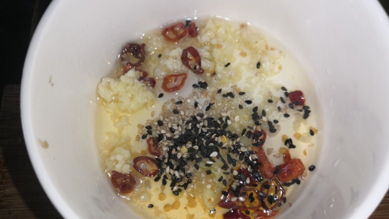 凉拌黄瓜藕片,加入黑白芝麻,淋上热油
