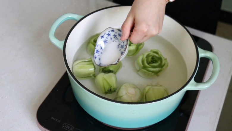 蒜蓉小油菜,放到清水里加入盐,浸泡10分钟