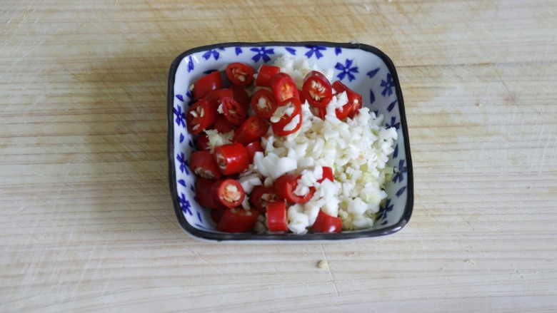 蒜蓉小油菜,将<a style='color:red;display:inline-block;' href='/shicai/ 82'>小米椒</a>,姜,蒜切成末备用