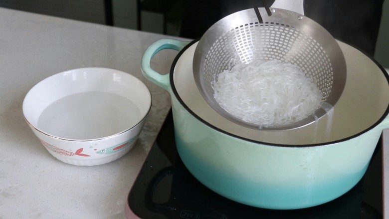 蒜蓉小油菜,煮好后,捞出备用