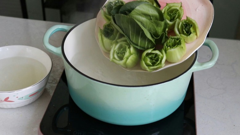蒜蓉小油菜,把油菜的根部和叶部,放入水中煮熟