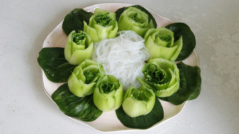 蒜蓉小油菜,在中间放上粉丝,备用