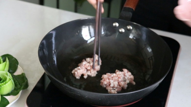 蒜蓉小油菜,热锅放油,炒肉馅