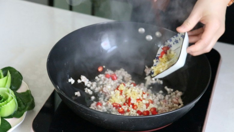 蒜蓉小油菜,加入准备好的小米椒,姜,蒜末,炒香