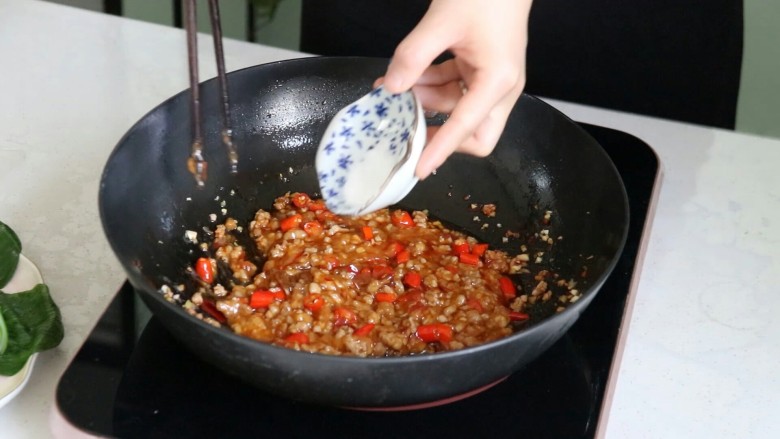 蒜蓉小油菜,放入食盐调味