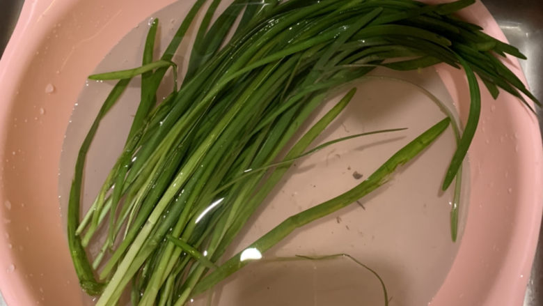 韭菜炒豆芽,<a style='color:red;display:inline-block;' href='/shicai/ 116'>韭菜</a>洗干净，沥干水