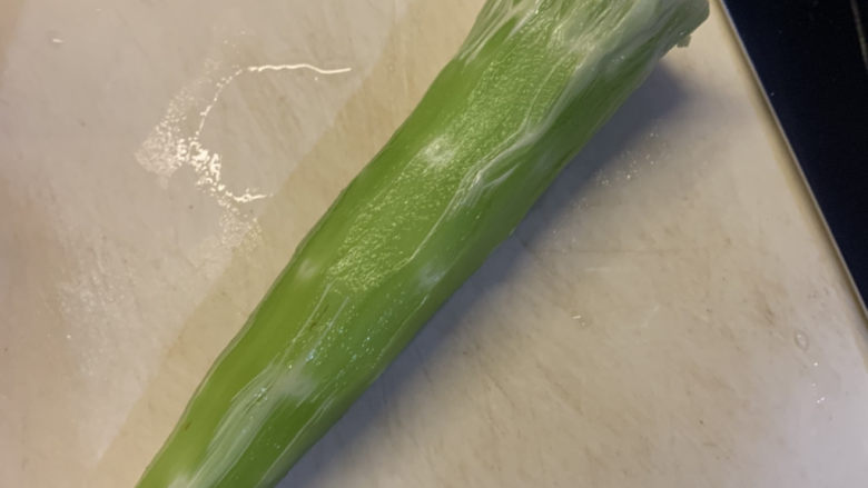 莴笋炒木耳,把莴笋去皮